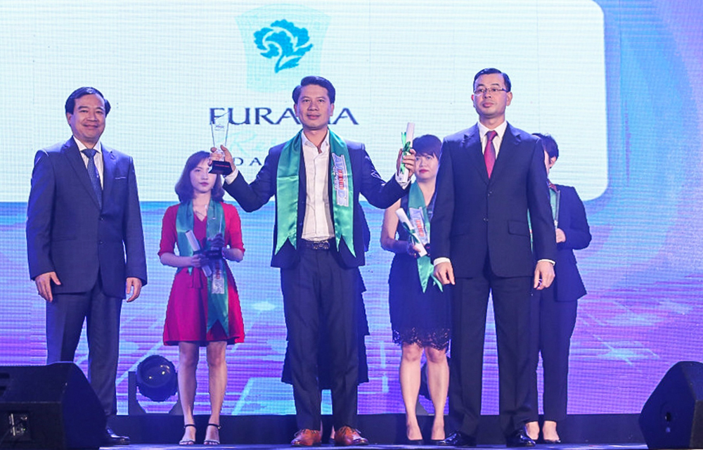 Đại diện Khu nghỉ mát Furama Resort Đà Nẵng nhận giải thưởng